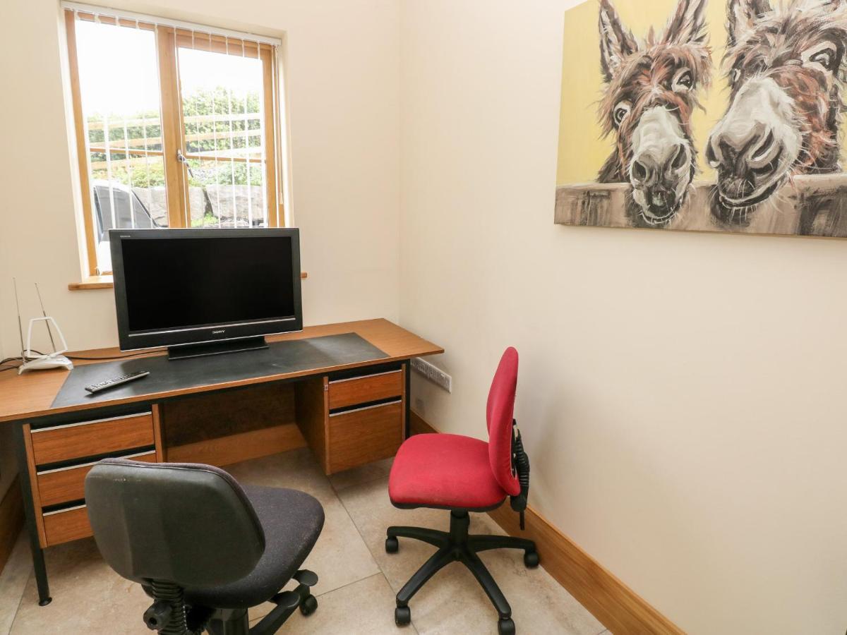 Grooms Quarters At Pant Y Gaseg Farm Ammanford Extérieur photo