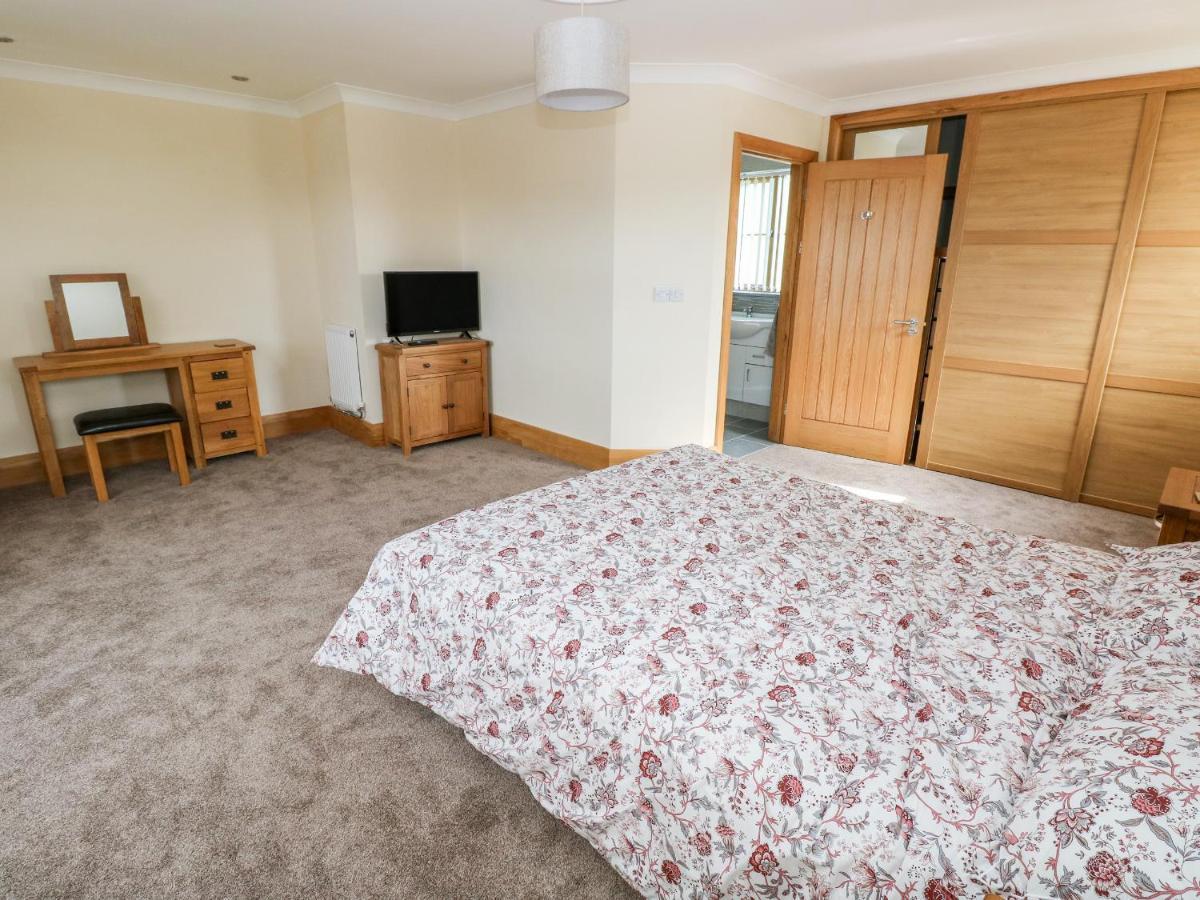 Grooms Quarters At Pant Y Gaseg Farm Ammanford Extérieur photo